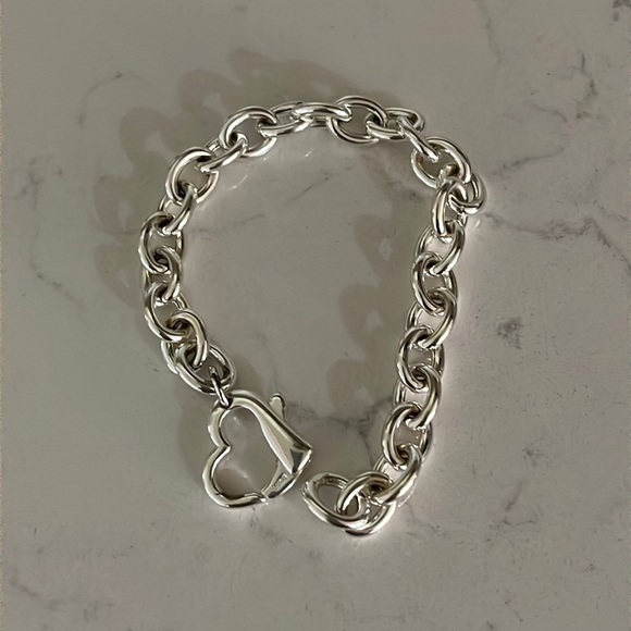 Super Cute Lightweight Bracelet With Heart Clasp - Picture 2 of 6